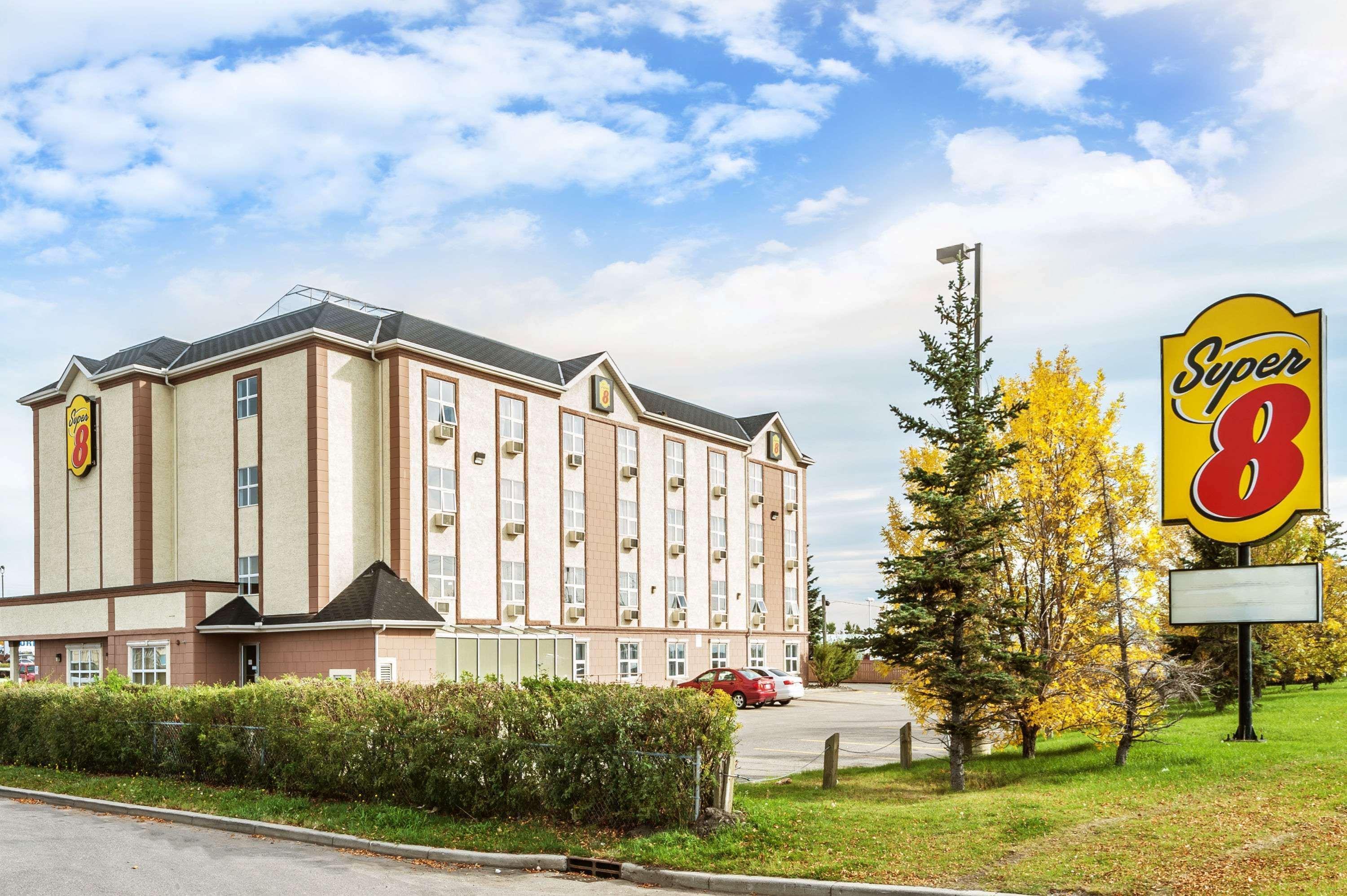 Super 8 By Wyndham Calgary/Airport Hotel Exterior photo